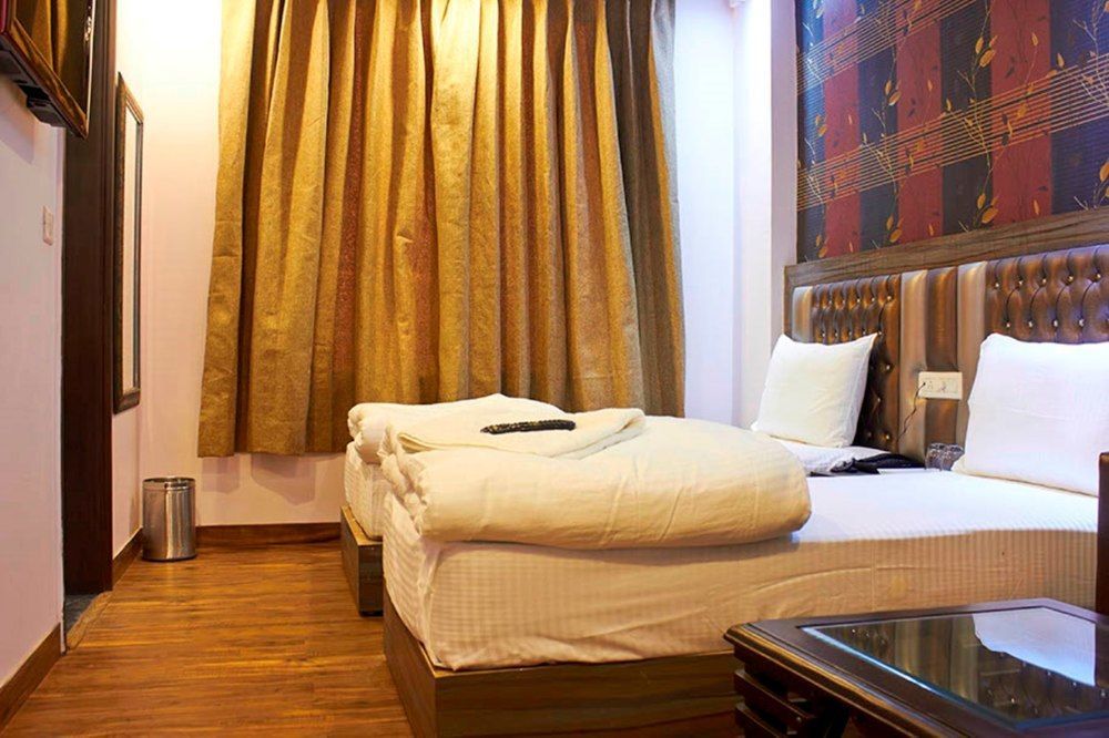 Hotel Waterfall Delhi  Buitenkant foto
