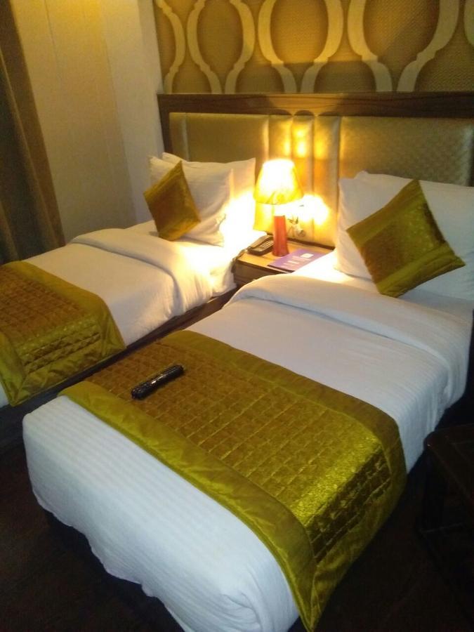 Hotel Waterfall Delhi  Buitenkant foto
