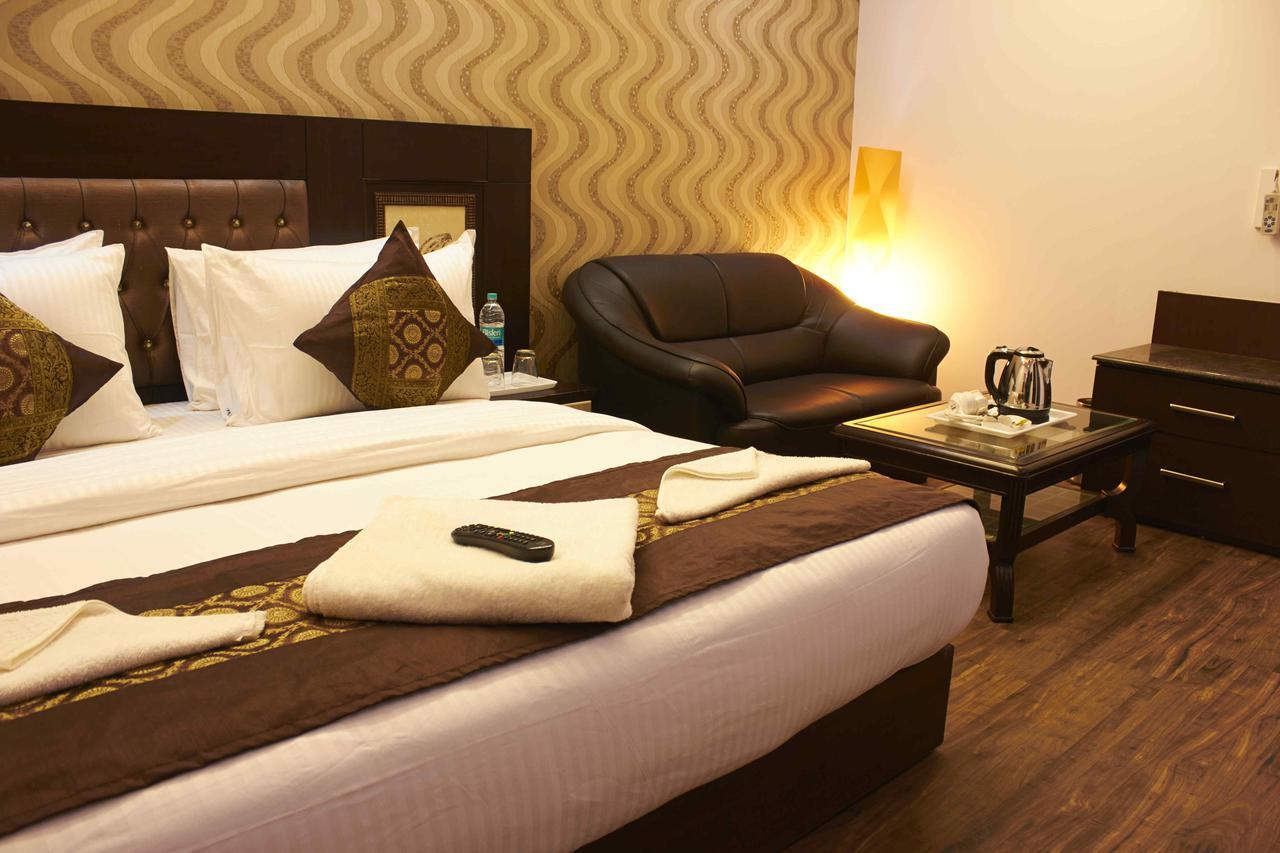 Hotel Waterfall Delhi  Buitenkant foto