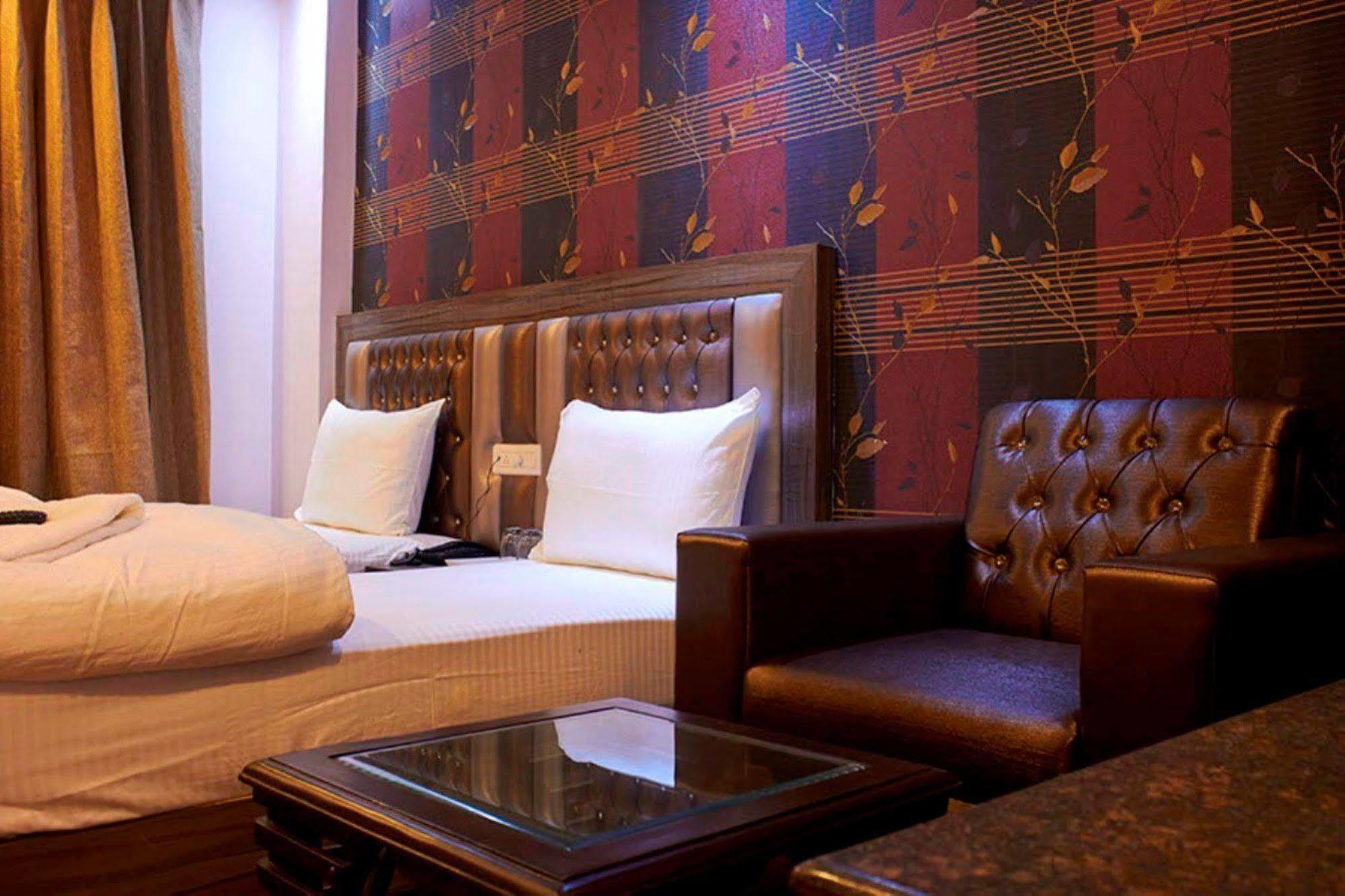 Hotel Waterfall Delhi  Buitenkant foto