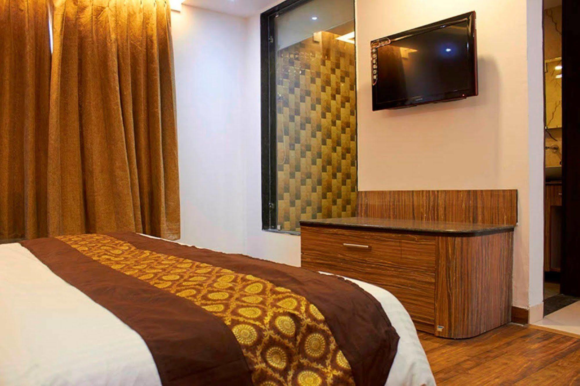 Hotel Waterfall Delhi  Buitenkant foto