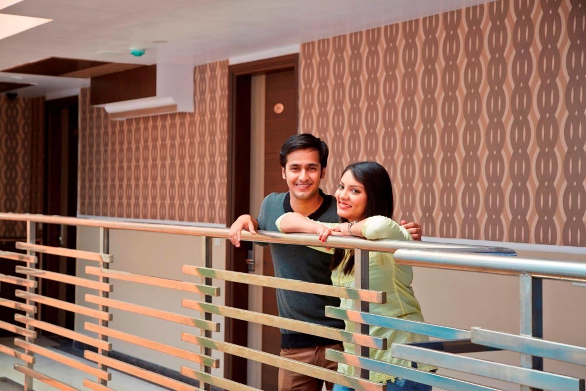 Hotel Waterfall Delhi  Buitenkant foto