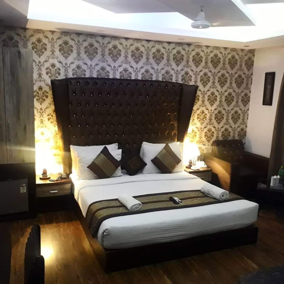 Hotel Waterfall Delhi  Buitenkant foto