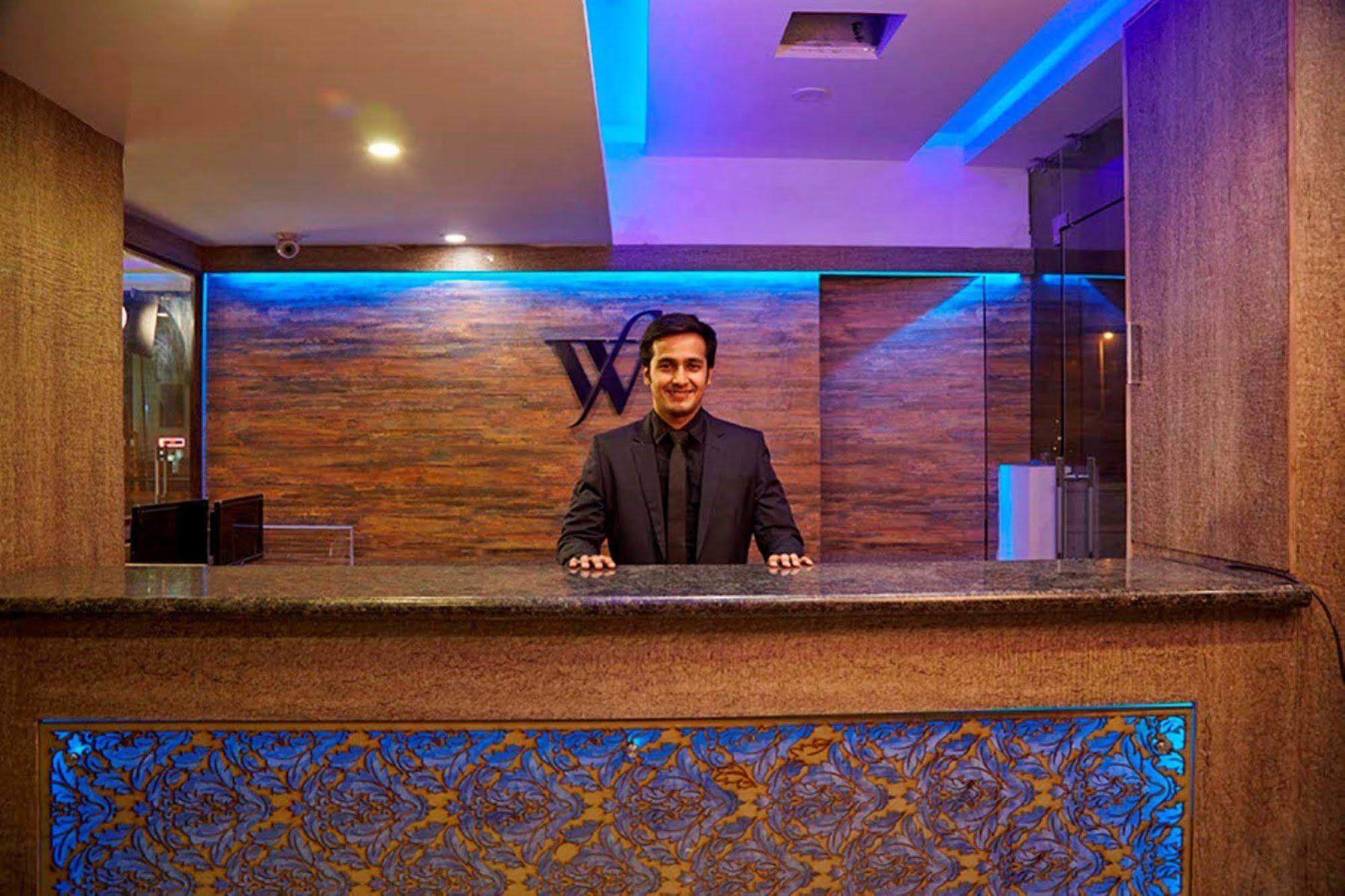 Hotel Waterfall Delhi  Buitenkant foto