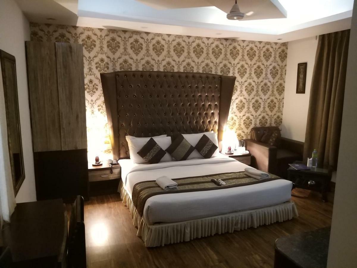 Hotel Waterfall Delhi  Buitenkant foto