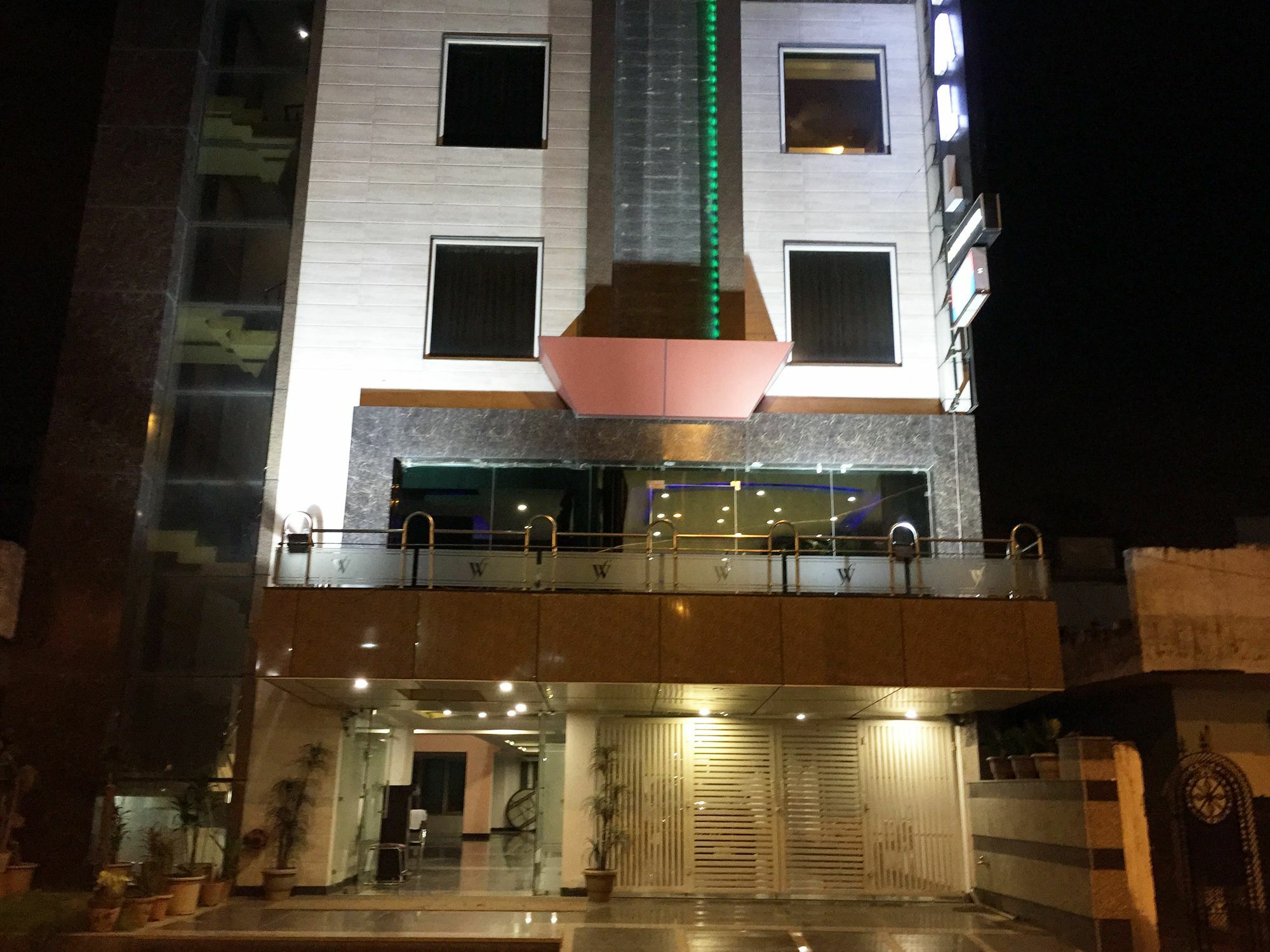 Hotel Waterfall Delhi  Buitenkant foto