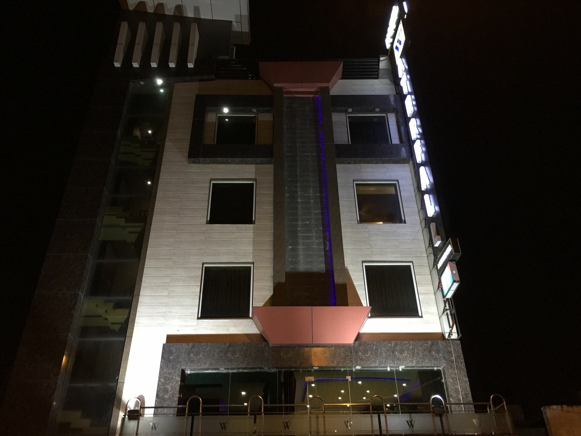 Hotel Waterfall Delhi  Buitenkant foto
