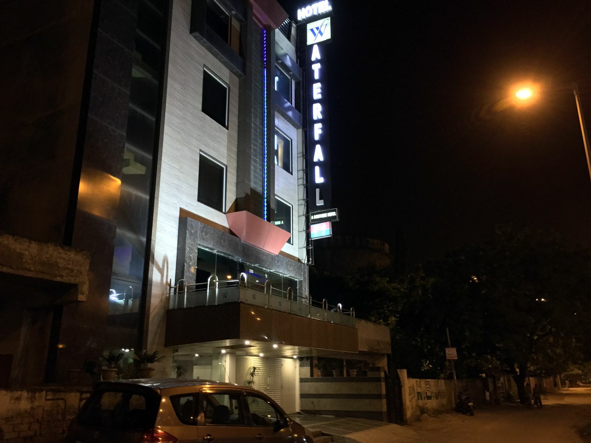 Hotel Waterfall Delhi  Buitenkant foto