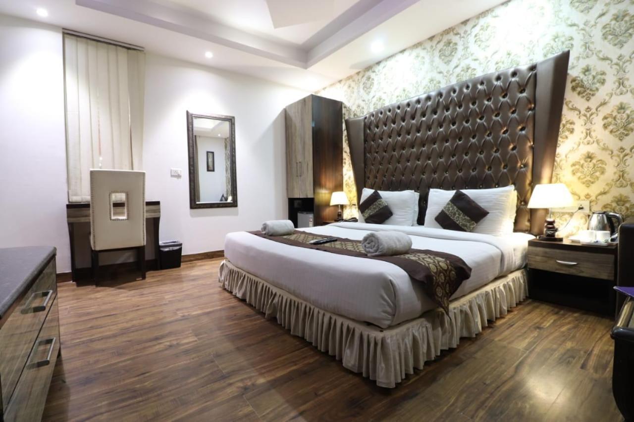 Hotel Waterfall Delhi  Buitenkant foto