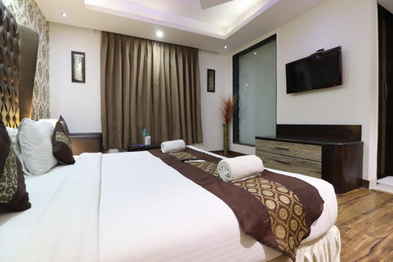 Hotel Waterfall Delhi  Buitenkant foto