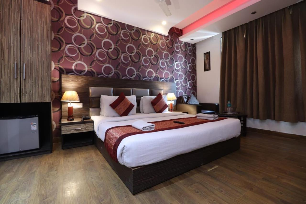 Hotel Waterfall Delhi  Buitenkant foto