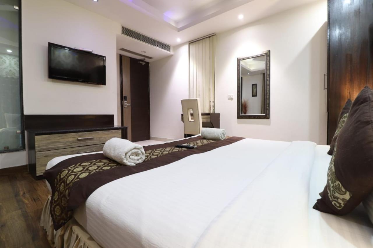 Hotel Waterfall Delhi  Buitenkant foto