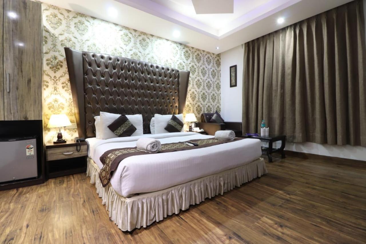 Hotel Waterfall Delhi  Buitenkant foto