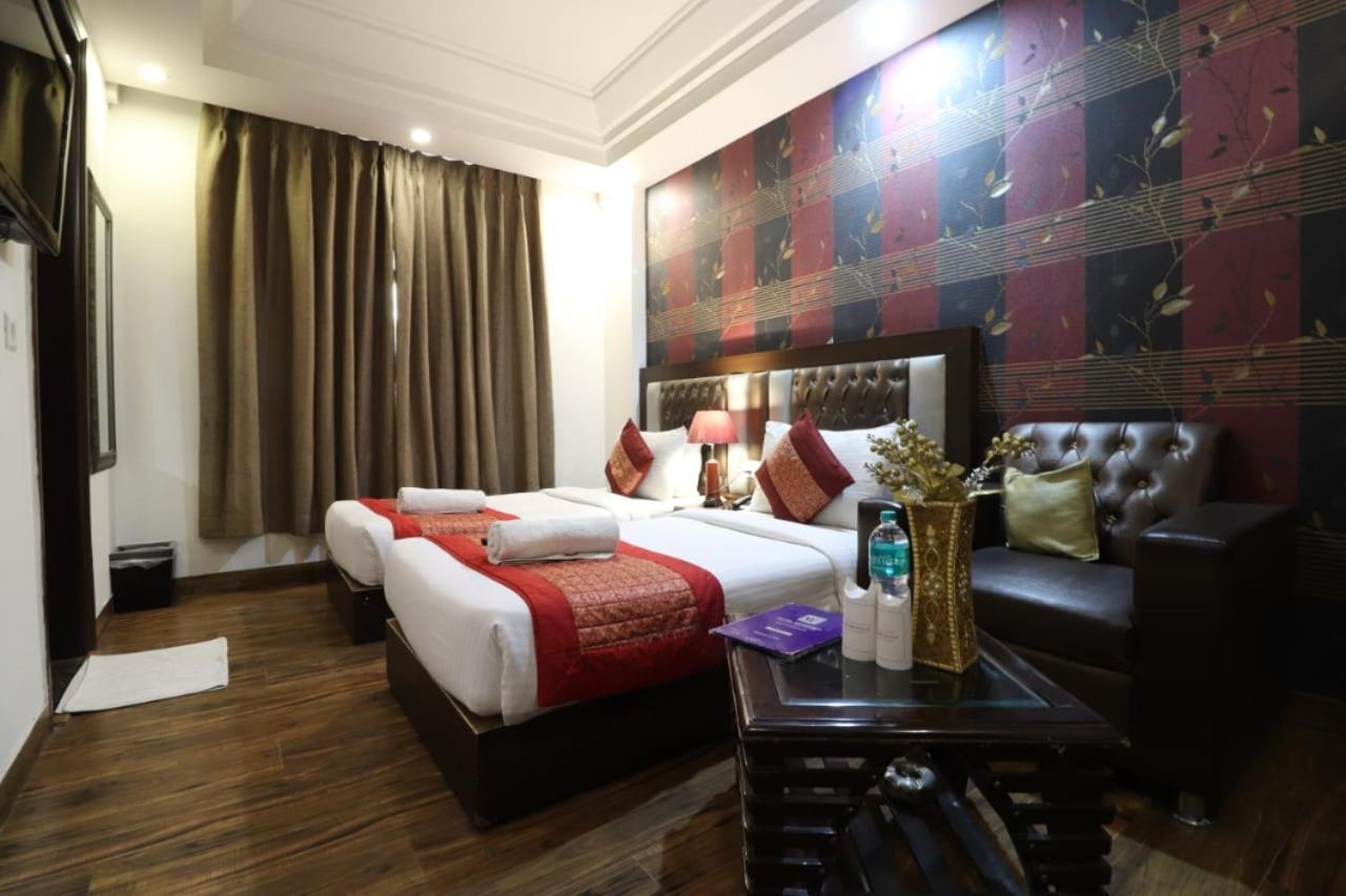 Hotel Waterfall Delhi  Buitenkant foto