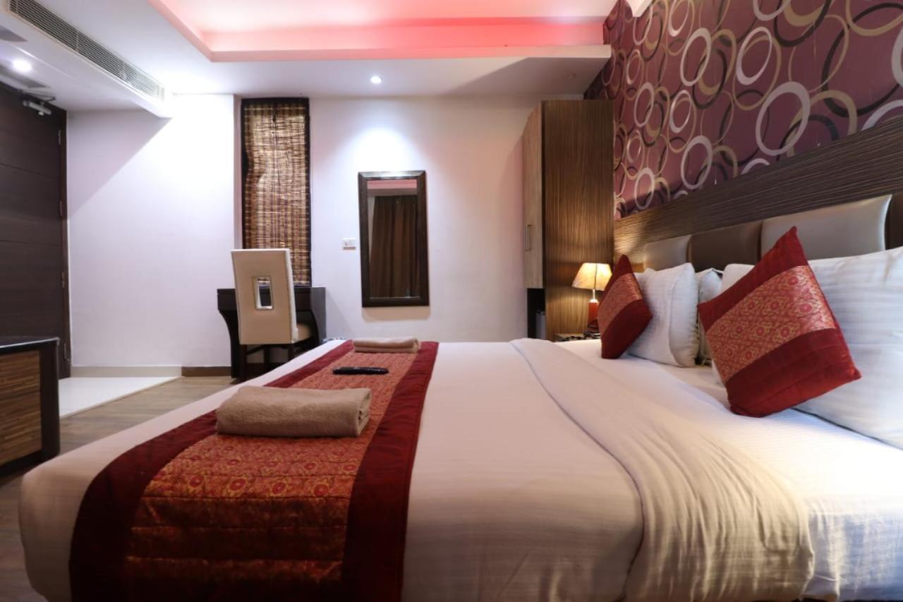 Hotel Waterfall Delhi  Buitenkant foto