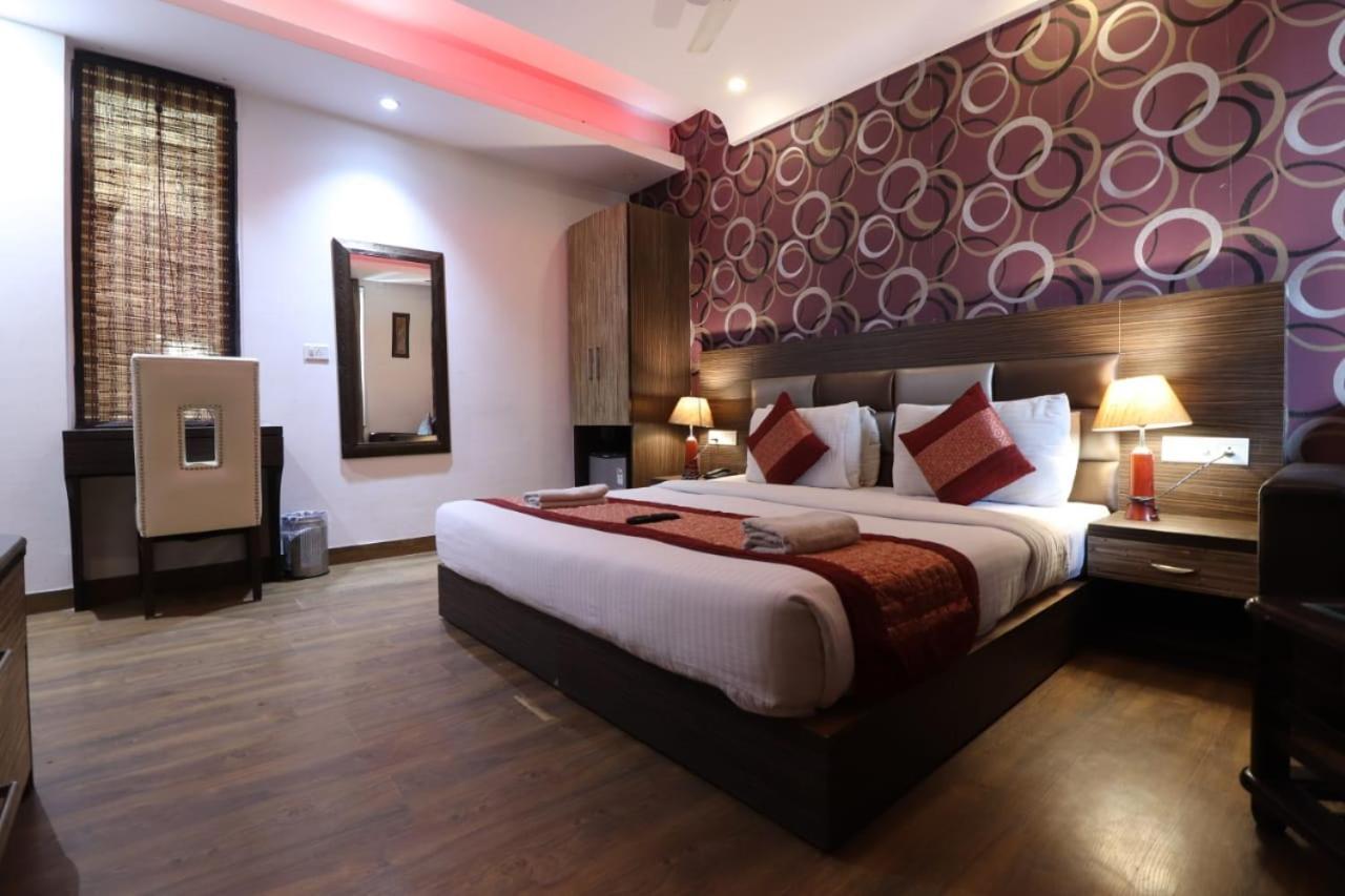 Hotel Waterfall Delhi  Buitenkant foto